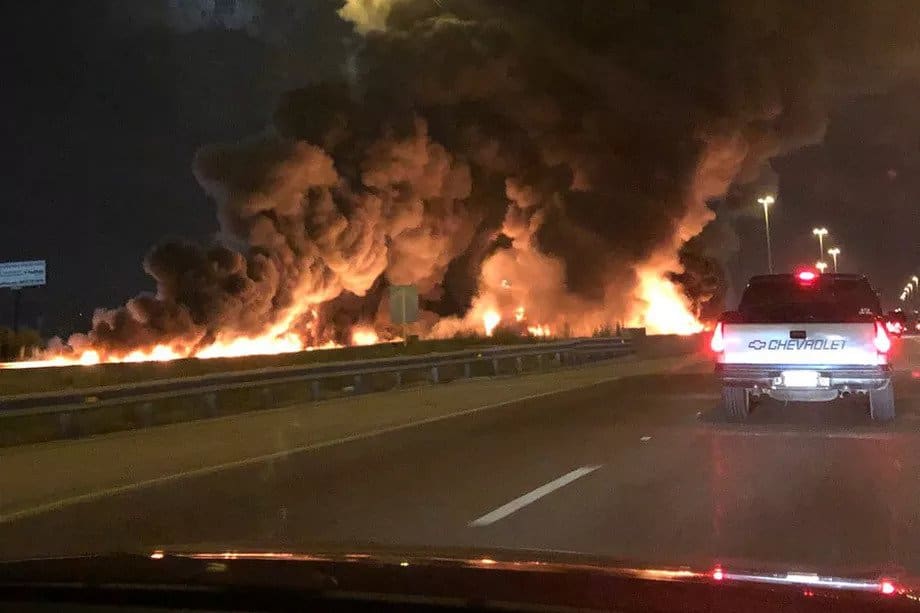 Taxi bursts into flames after a fuel tanker crash on Stevenson (Chicago, IL)