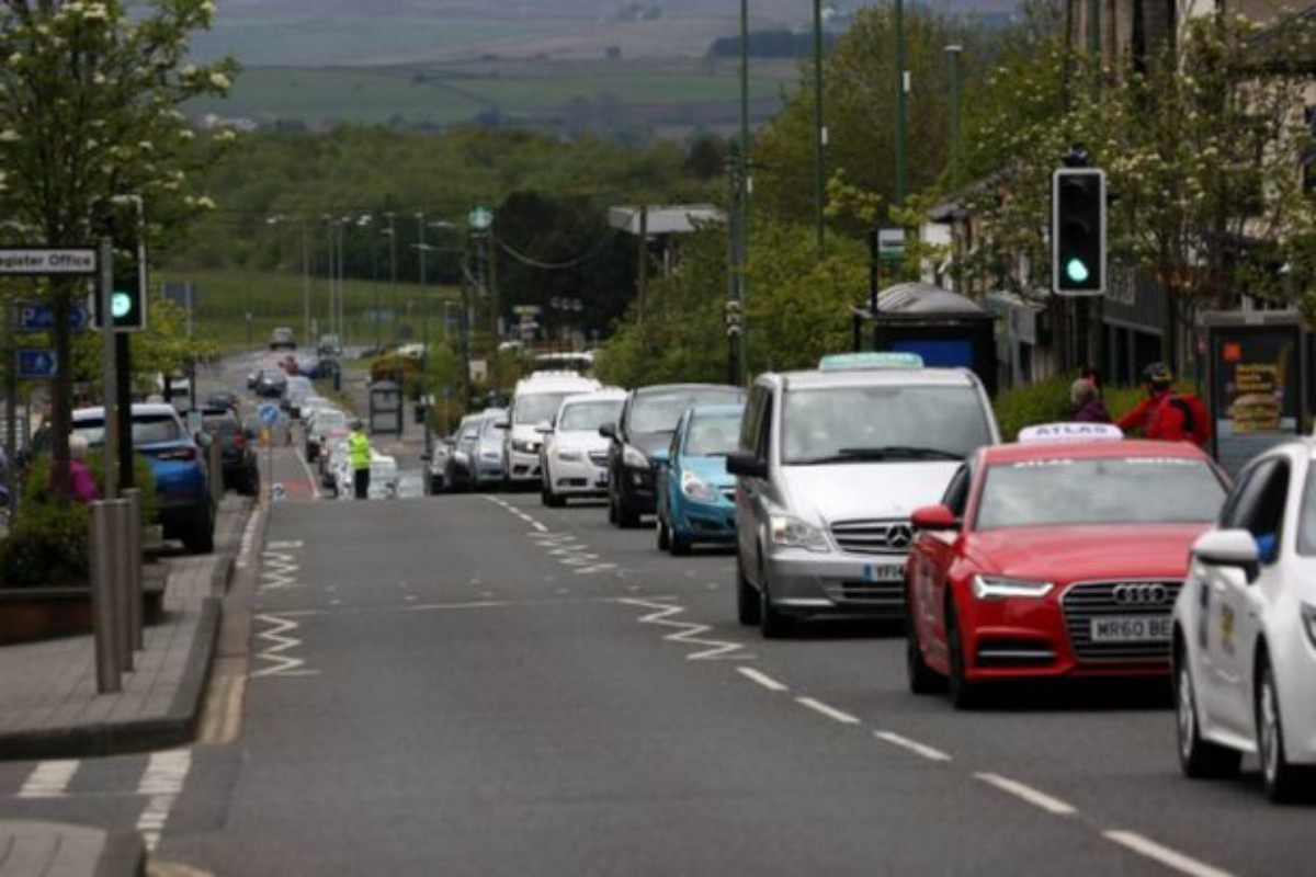 Convoy of taxi drivers pay tribute to ‘the singing taxi driver’ and much-loved father of 16