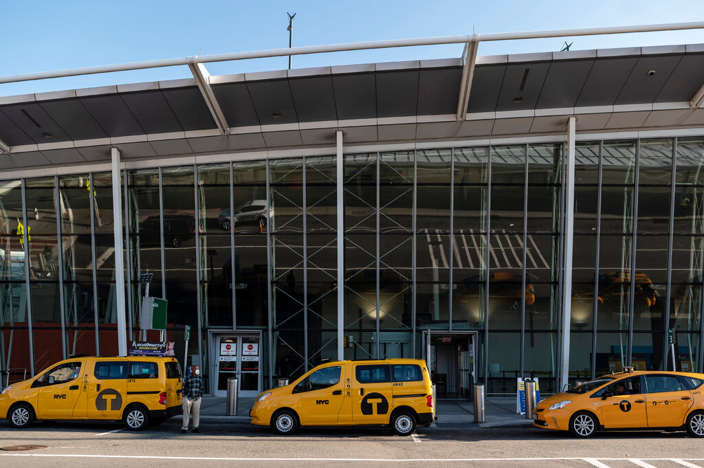 Pandemic Pushes N.Y.C. Cabbies to the Brink: ‘I Can’t Hold On’