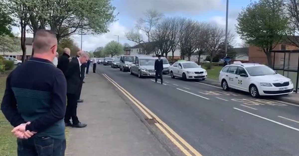 Convoy of taxi drivers turn out to pay thir final respects to a Peterlee cabbie that died of COVID-19